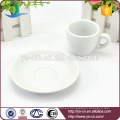 Porcelana de cerámica blanca con soportes de platillo